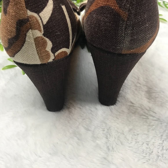 Stuart Weitzman 9 Brown Floral Wedges - Picture 6 of 7
